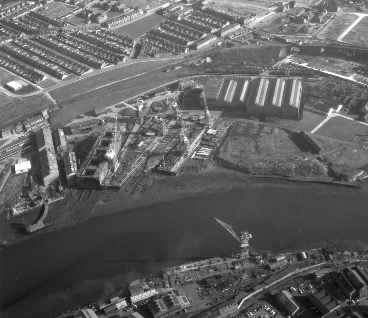 Luftaufnahme der Southwick-Werft mit im Bau befindlichen Schiffen, darunter Nicola, die erste SD14, Sunderland, 11. Oktober 1967 von Unbekannt Unbekannt