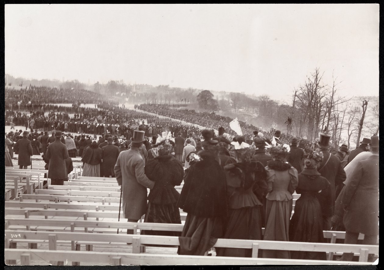 Blick von den Tribünen auf die Menge und Prozession zur Einweihung von Grants Grabmal am Riverside Drive, vermutlich am 27. April 1897, New York von Byron Company