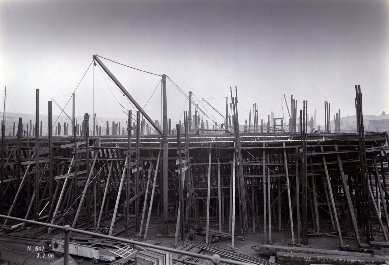 Der eisbrechende Zugfähren-Dampfer SS Baikal im Rahmen während des Baus durch Sir W.G. Armstrong Mitchell und Co. Ltd., in der Low Walker Werft, Newcastle upon Tyne, 1896, Yard Nr. 647 von English Photographer