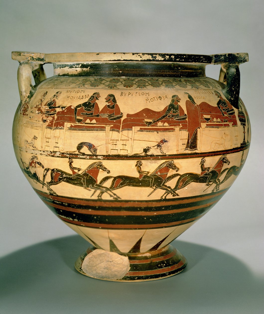 Frühe korinthische schwarzfigurige Säulenkrater, Herakles beim Essen mit Eurytios und seinen Söhnen, bedient von Iole, über einer Reihe von Reitern, aus Cerveteri, ca. 600 v. Chr. (Keramik) von Greek