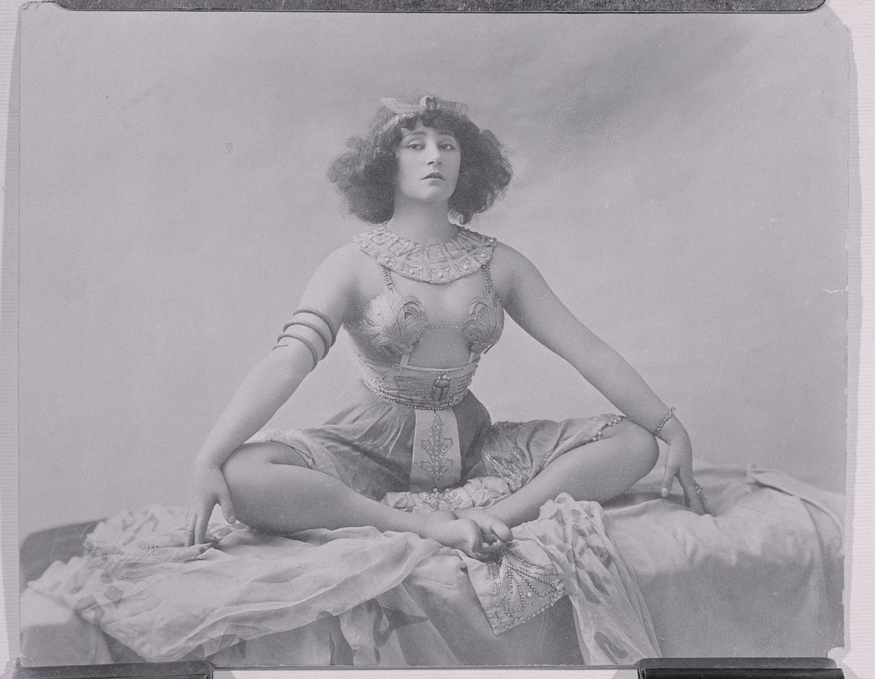 Colette (1873-1954) spielt in 