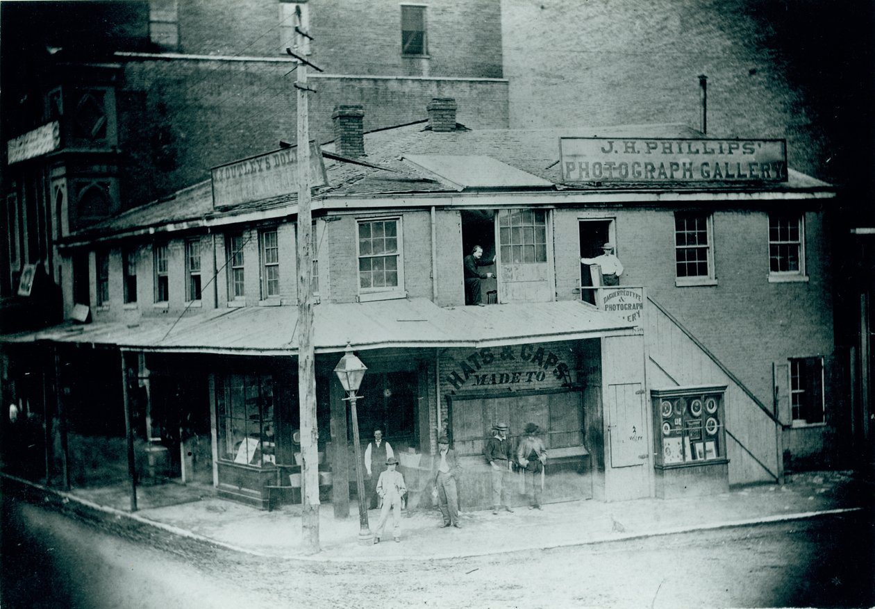 J.H. Phillips Daguerrean Galerie, Südwestecke der Third Street (Memorial Drive) und Washington Avenue von Unknown