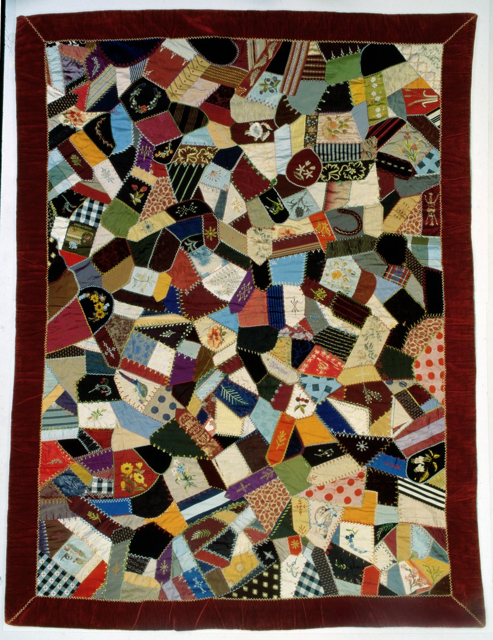 Crazy Quilt mit der Inschrift Mutter, 63 Jahre in einer Ecke, 1887 von Unknown