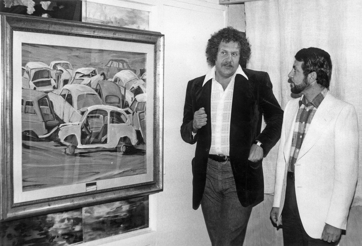 Death Shuman bewundert eine der Leinwände von Gianni Guadalaxara mit dem Titel „Jardin DToday“ in der Cite Berryer Rue Royale in Paris, 26. Juni 1974 von Unknown