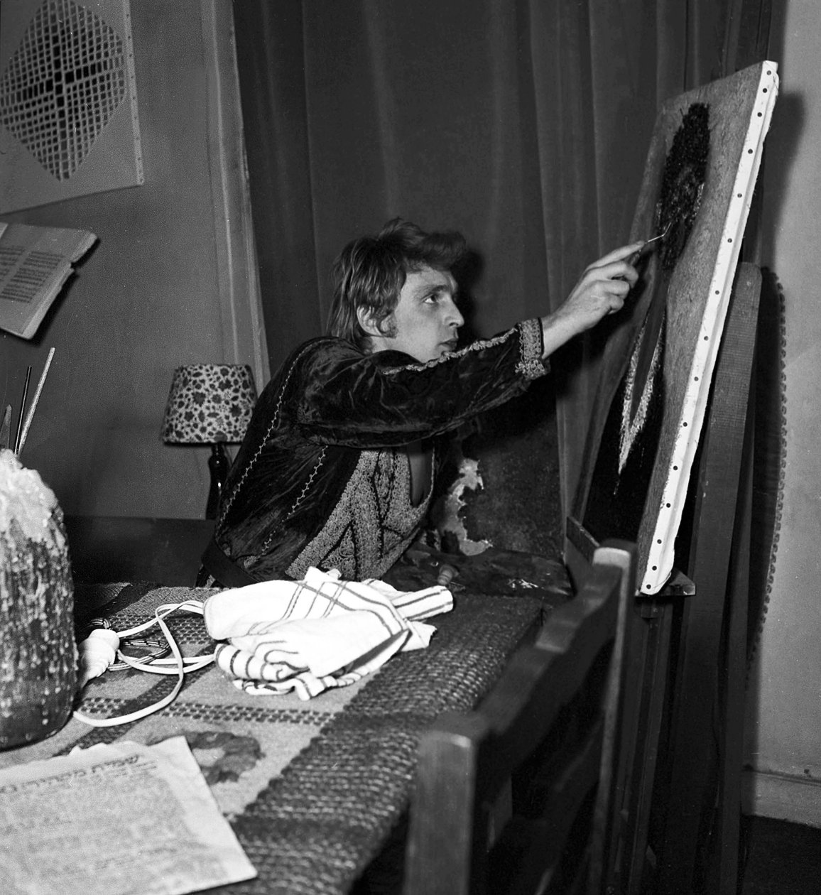 Der französische Sänger Christophe (Daniel Bevilacqua) malt eine Leinwand zu Hause, 18. November 1969 von Unknown