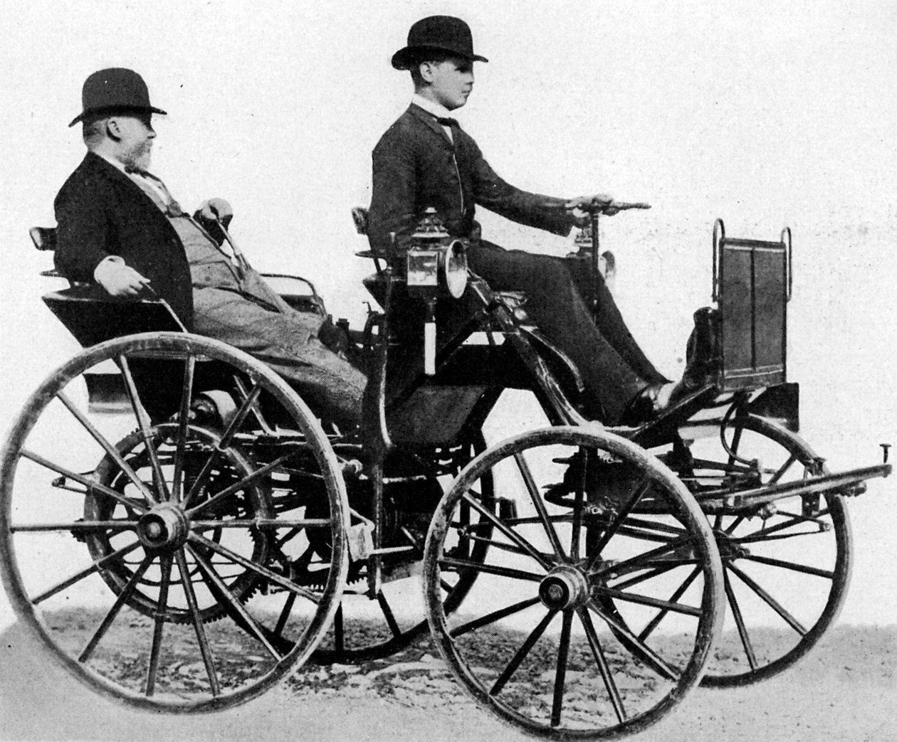Gottlieb Daimler in seinem benzinbetriebenen Auto, 1886 von Unknown