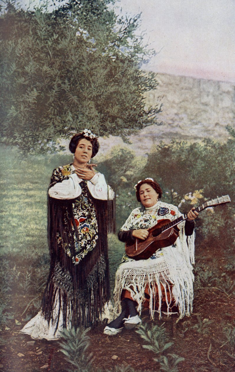 Spanien. Während ihr Begleiter Gitarre spielt, klatscht das junge Mädchen leicht in die Hände. Die meisten spanischen Tänzer bevorzugen diese Form der Begleitung. 1920 von Unknown