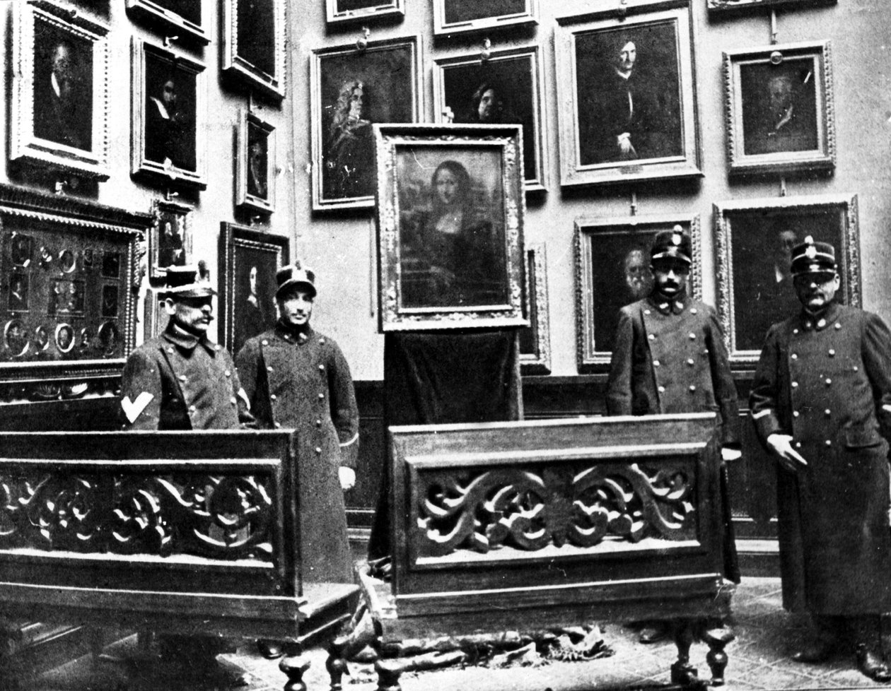 Die Mona Lisa mit Wachen im Uffizien-Museum in Florenz, das Gemälde wurde gerade nach ihrem Diebstahl im Louvre-Museum von einem italienischen Maler Vincenzo Peruggia am 21. August 1911 gefunden von Unknown