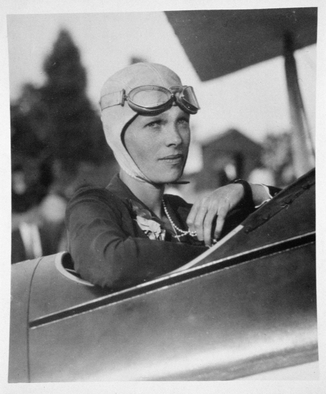 Amelia Earhart (1897-1937) in einem Trainingsflugzeug in Boston, 1926 von American Photographer