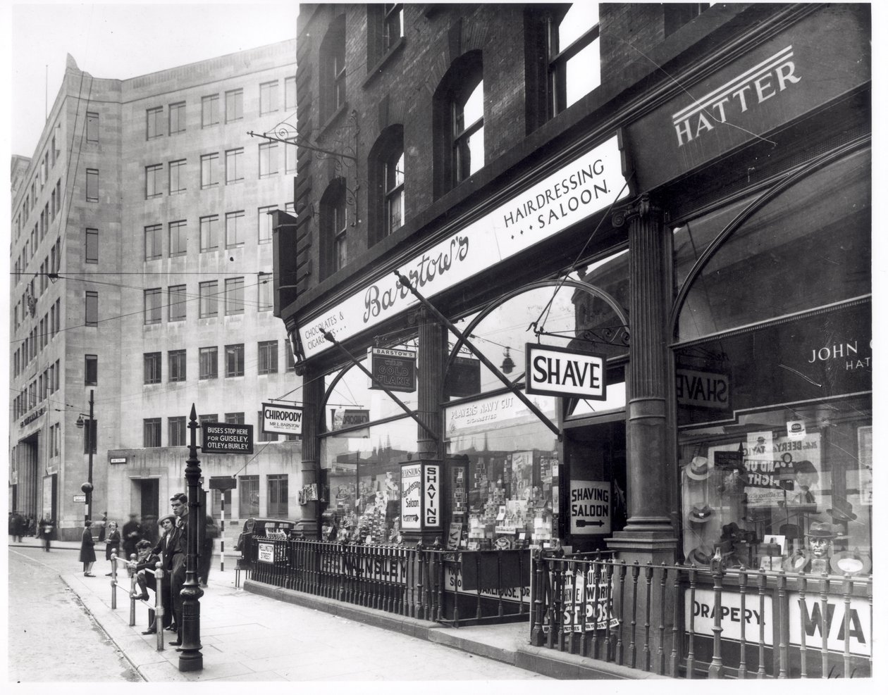 Barstows Friseursalon in der Wellington Street, Leeds, 1939 von English Photographer