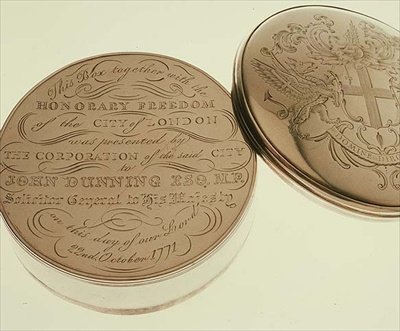 Große Freiheitsbox, die die Ehrenfreiheit der Stadt London an John Dunning Esq., MP, am 22. Oktober 1771 verleiht von English School