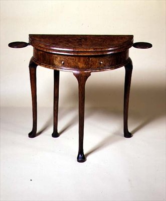 Queen Anne Kartentisch mit Pad-Füßen, 1710 von English School
