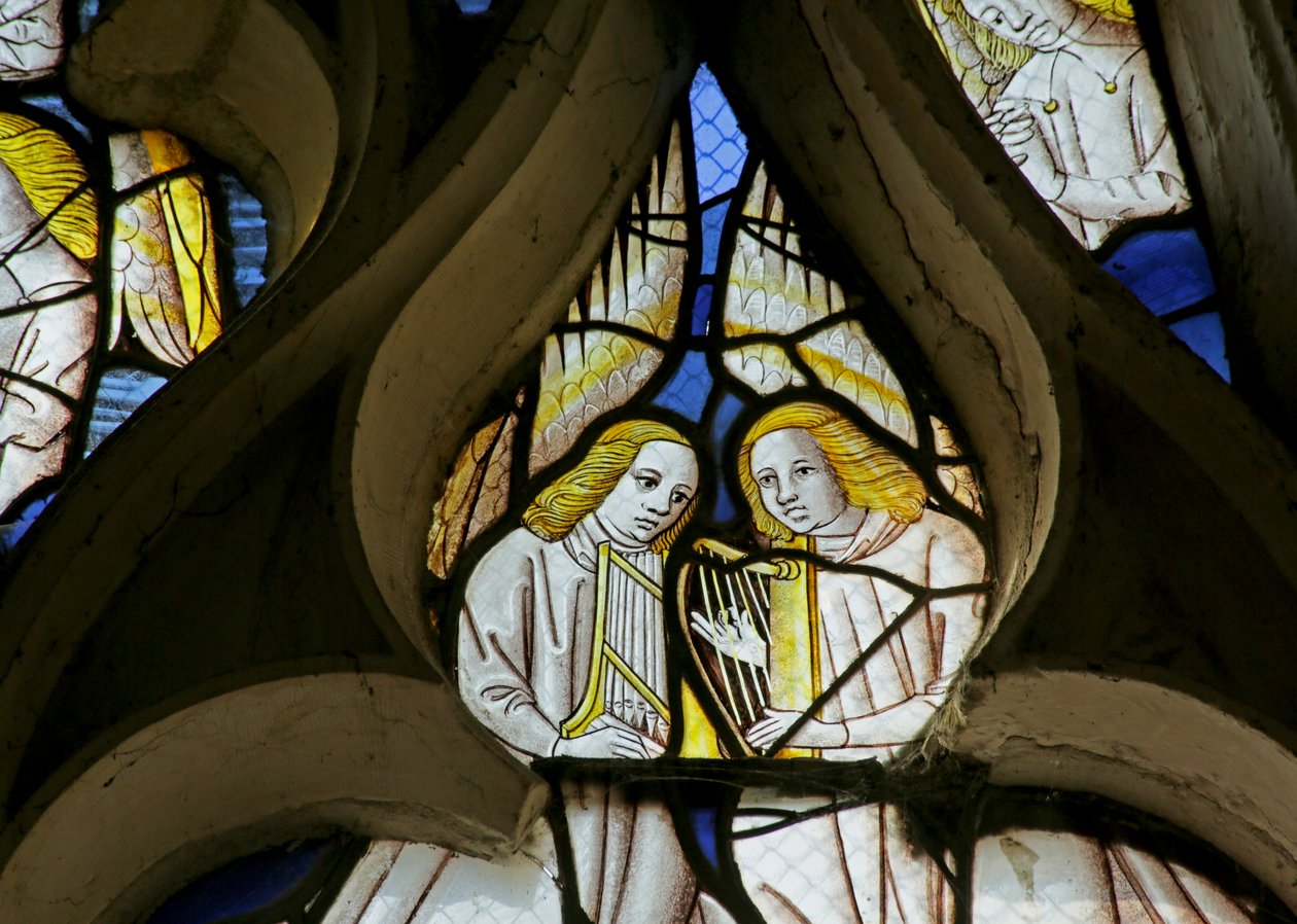 Fenster, das Gott, Engel und darüber das zweite Kommen Christi darstellt von French School
