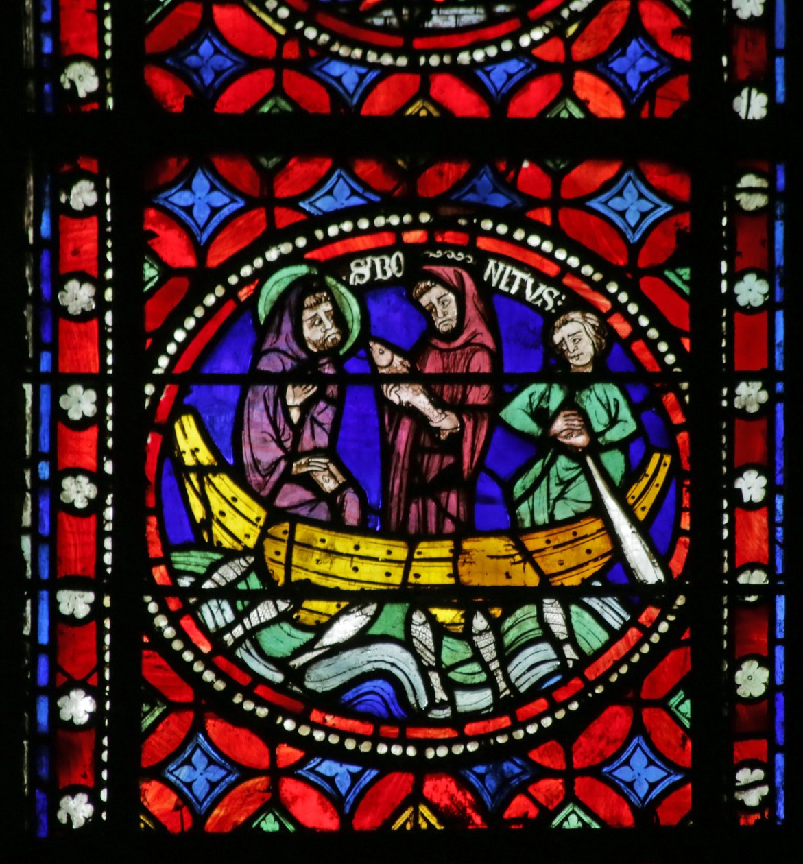 Fenster mit Szene aus dem Leben des Heiligen Bonnet: Heiliger auf der Reise nach Rom beruhigt die stürmische See und fischt von French School