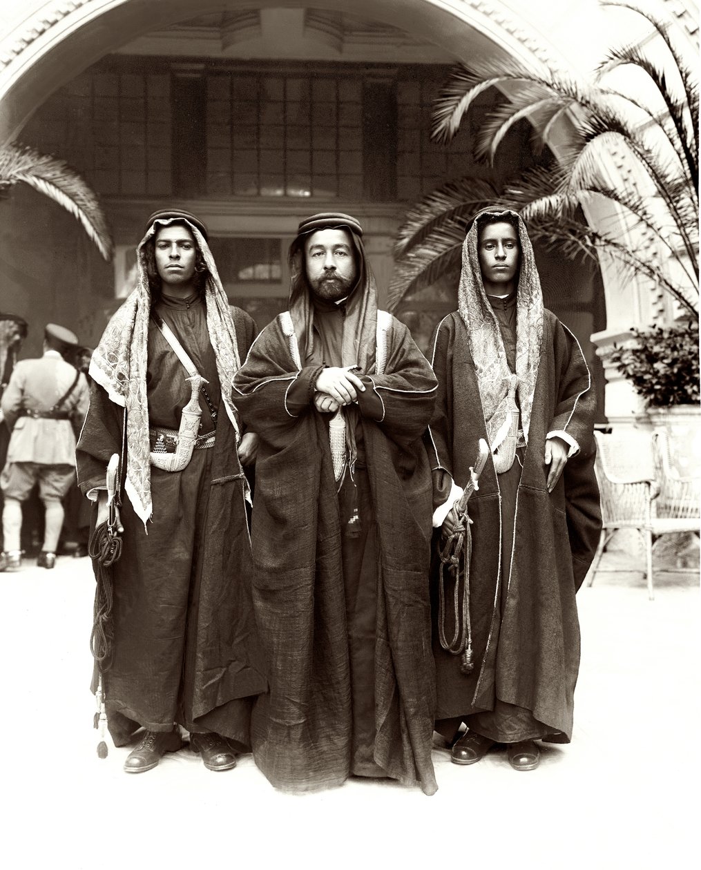 Sherif Abdullah (Mitte) mit Scheich Jwayber el-Otaiby (rechts) vom Otaibeh-Stamm, 1921 von A. Reid