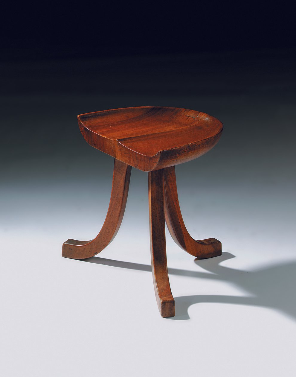 Dreibeinhocker, ca. 1903 (Kirschholz) von Adolf Loos