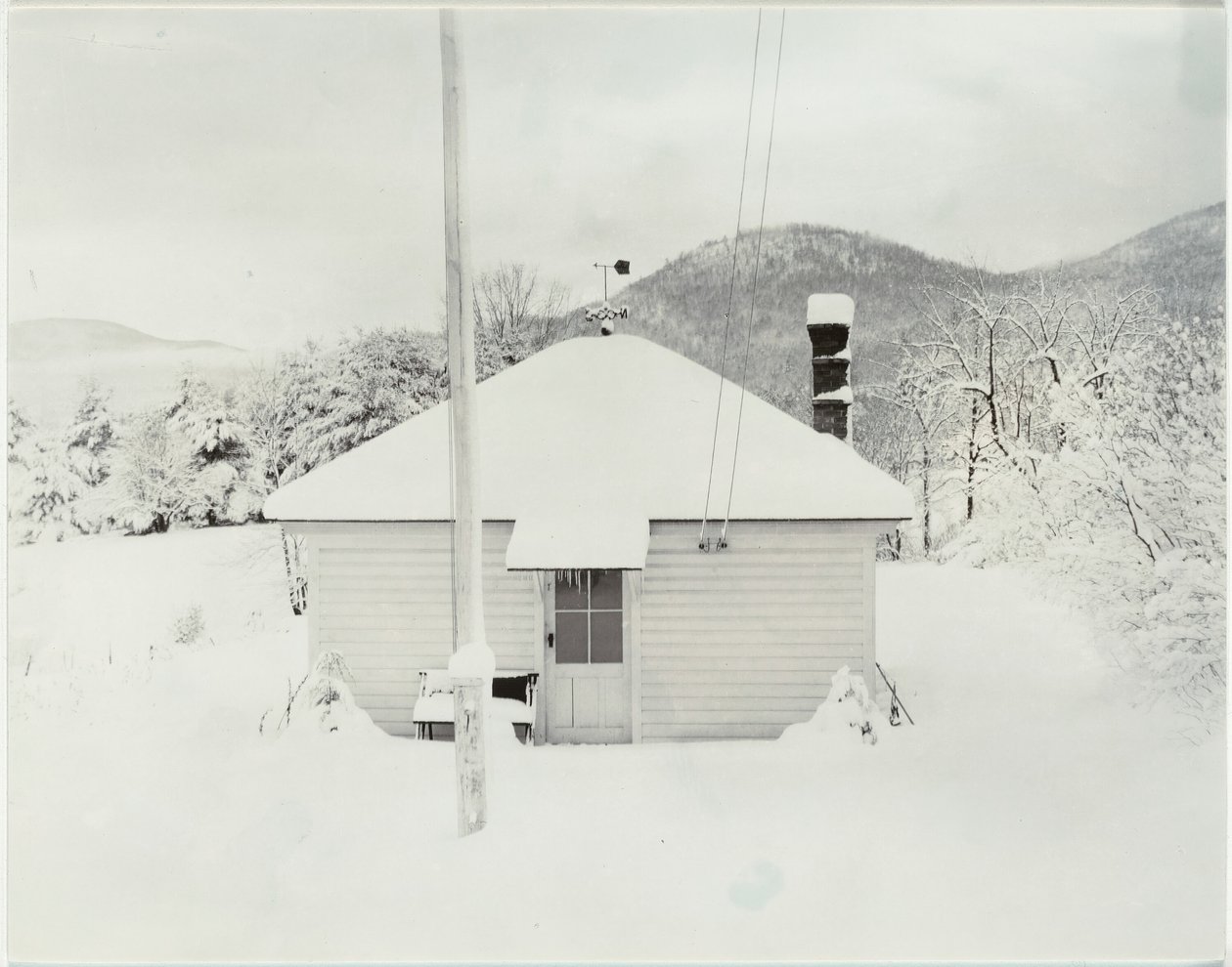 Erster Schnee und das kleine Haus, 1923 von Alfred Stieglitz