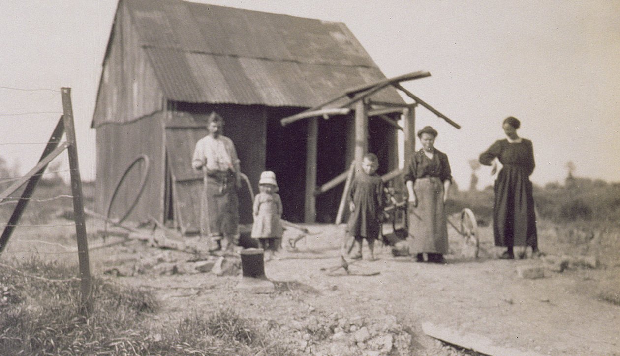 Kinder und Familien im Nachkriegsfrankreich, Lens, Pas-de-Calais, 1919 von American Photographer