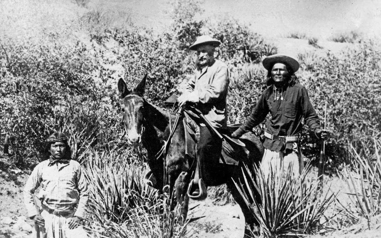 General George Crook auf einem Maultier, mit zwei Apachen in Arizona, 1882 von American Photographer
