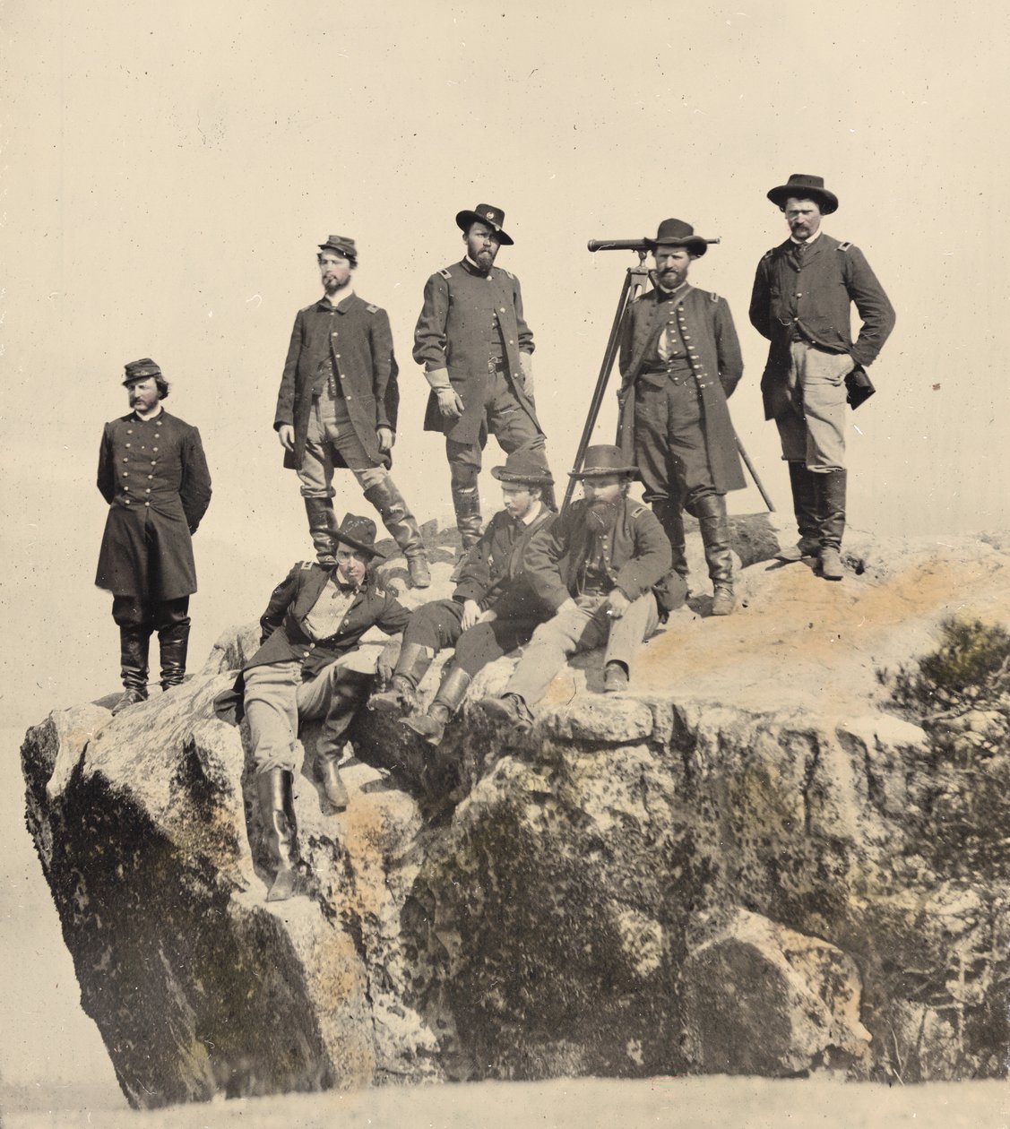 Soldaten stehen auf einer Klippe von American Photographer