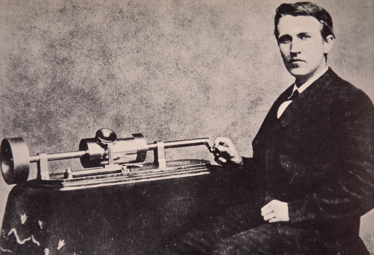 Thomas A. Edison neben seiner Erfindung, dem Phonographen, 1878 von American Photographer