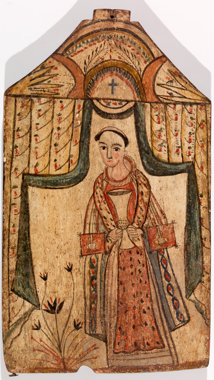 Figur und Pflanze zwischen gezogenen Vorhängen von American School