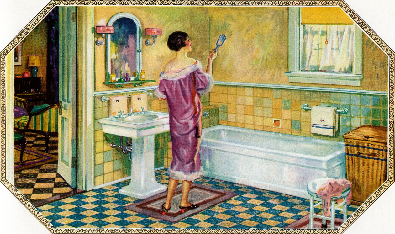 Frau steht in einem Art-Deco-Badezimmer von American School