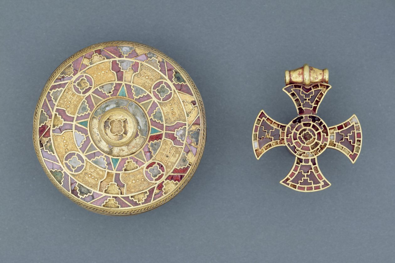 Geschmücktes Anhängerkreuz aus Ixworth, Suffolk; und geschmückte Scheibenbrosche aus Sarre, Kent, angelsächsisch von Anglo Saxon