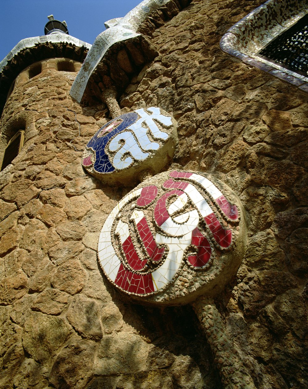 Keramikschild für den Park, am Portierhaus, entworfen 1900-14 von Antonio Gaudi