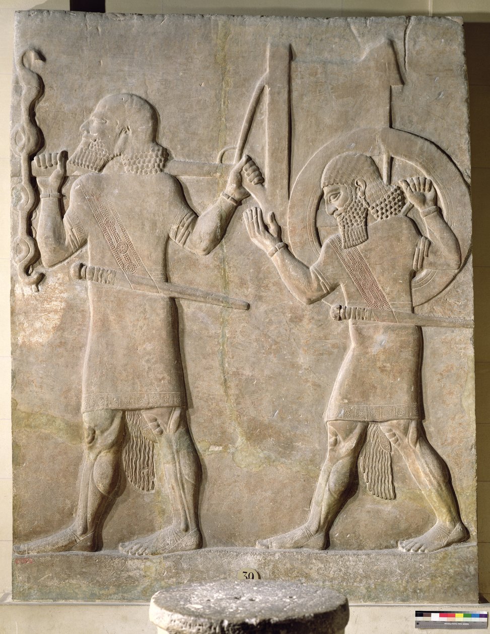 Relief, das zwei Soldaten zeigt, die den Kriegswagen des Königs tragen, aus dem Palast von Sargon II., Khorsabad, Irak (Gips) von Assyrian