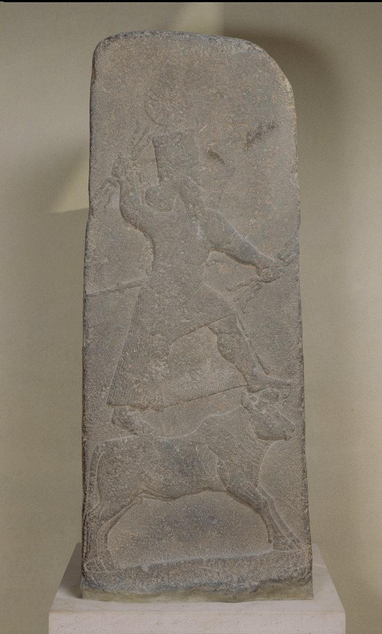 Stele, die den Sturm-Gott Adad zeigt, der auf seinem Stier steht und Blitzschläge schwingt, aus dem Tempel der Ishtar, Arslan Tash (Hadatu) 744-727 v. Chr. von Assyrian