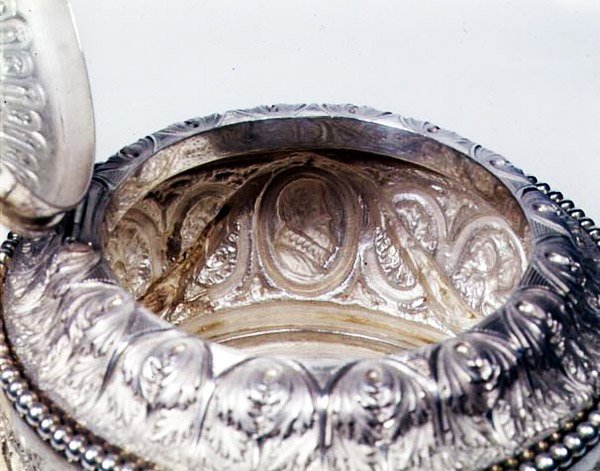 Beispiel der Rückseite von Repousse-Arbeiten an einer belgischen Teekanne, 1865 von Belgian School