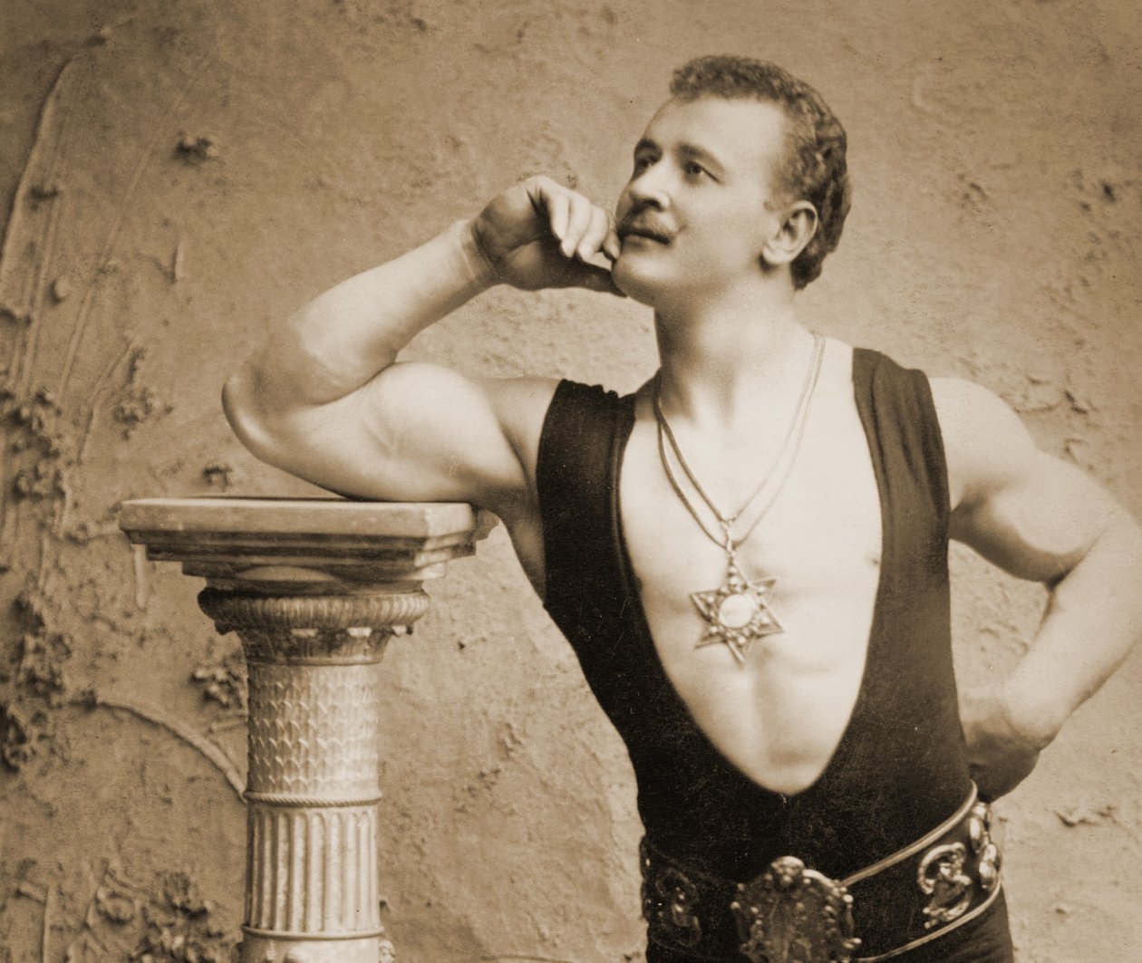 Eugen Sandow, in klassischer antiker griechisch-römischer Pose, ca. 1894 von Benjamin J. Falk