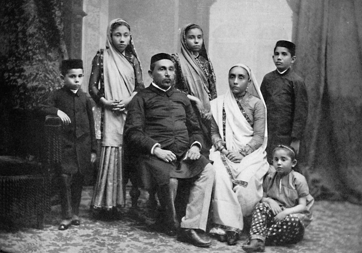 Eine Parsenfamilie, 1902 von Bourne and Shepherd