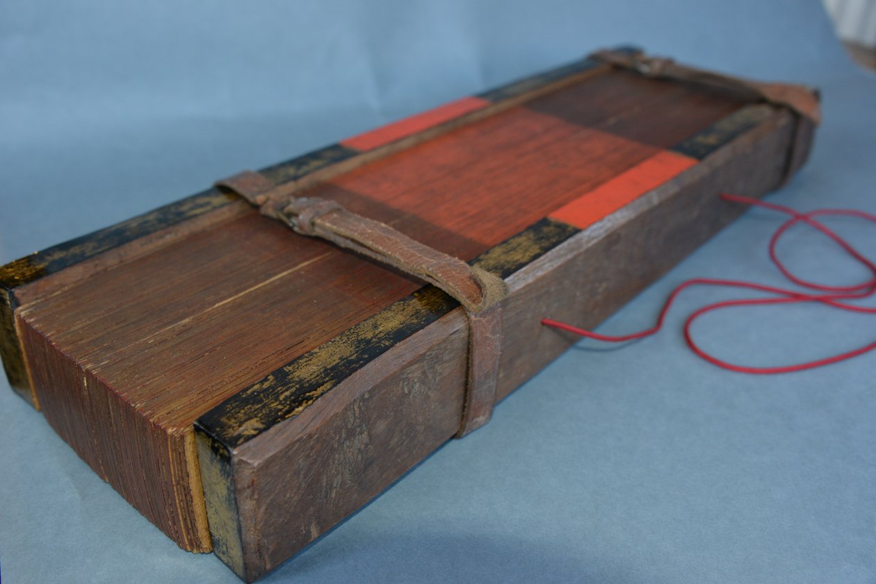 Birmanisches Palmblattmanuskript (Holz und Pergament) von Burmese School