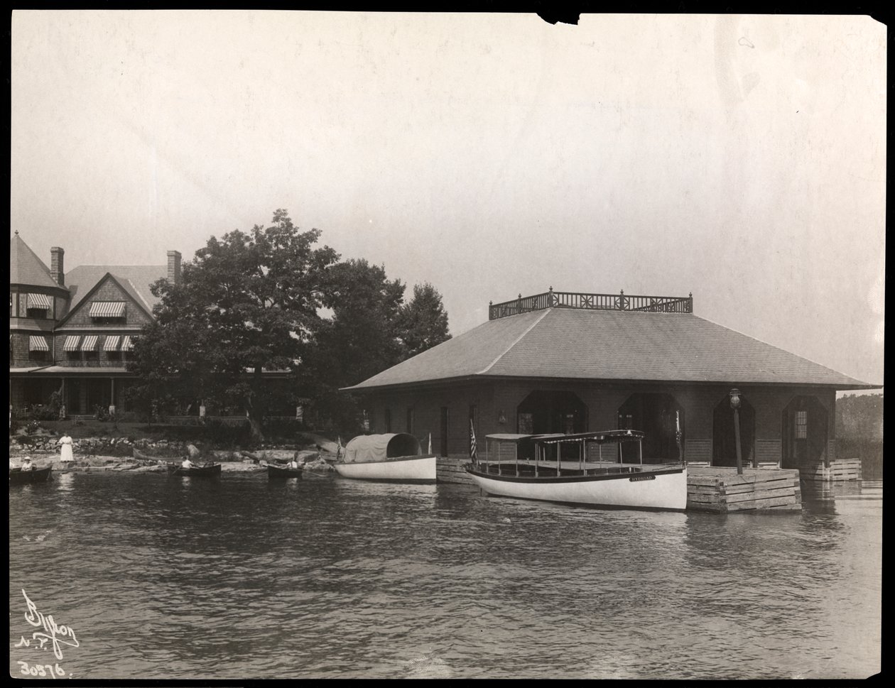 Ein Bootssteg am Anwesen von May Irwin in den Thousand Islands, 1911-12 von Byron Company