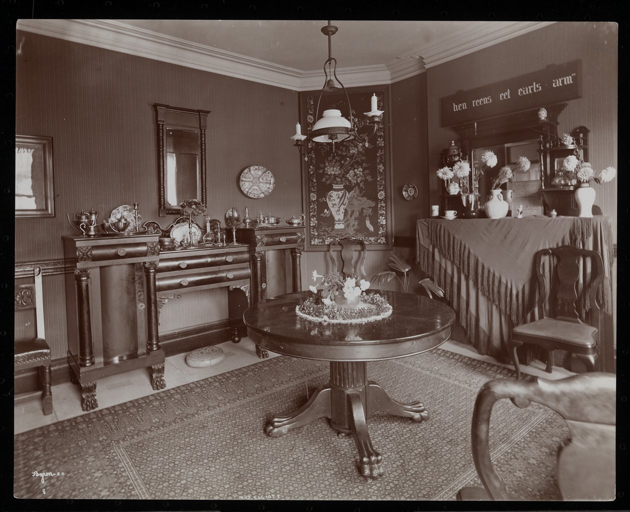 Ein Speisezimmer im Haus von Mrs. Elliott, 1902 von Byron Company