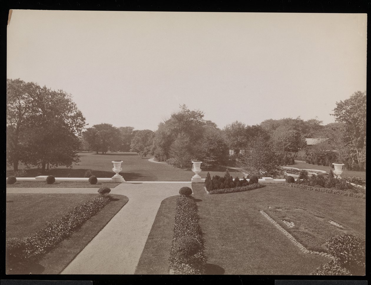 Ein formaler Garten im E.D. Berwind Anwesen, Newport, Rhode Island, ca. 1905 von Byron Company