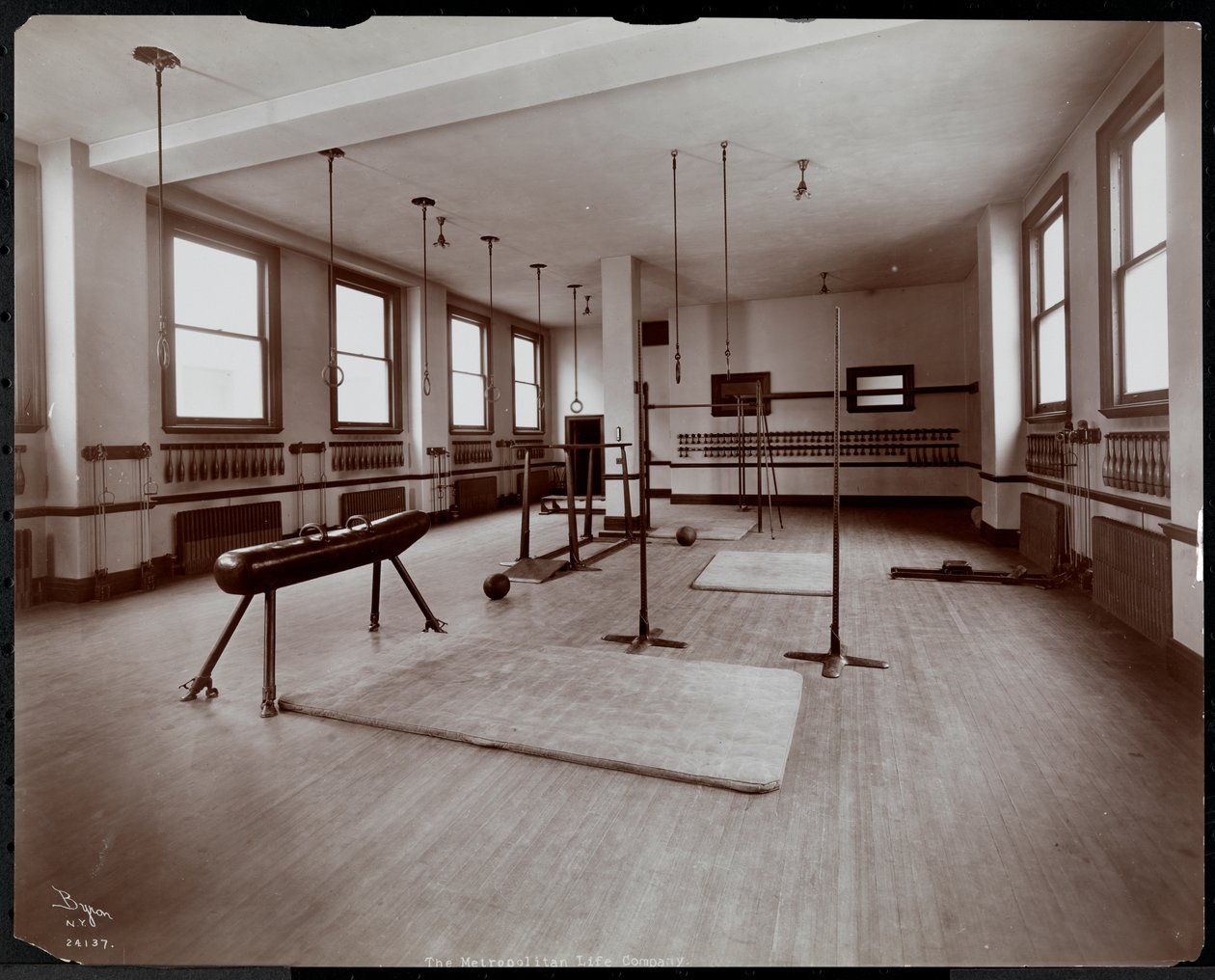 Ein Fitnessstudio bei der Metropolitan Life Insurance Co. an der 23rd Street und Madison Avenue, New York, 1907 von Byron Company