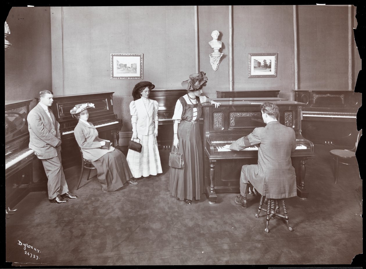 Ein Klaviersalon, New York, 1907 von Byron Company