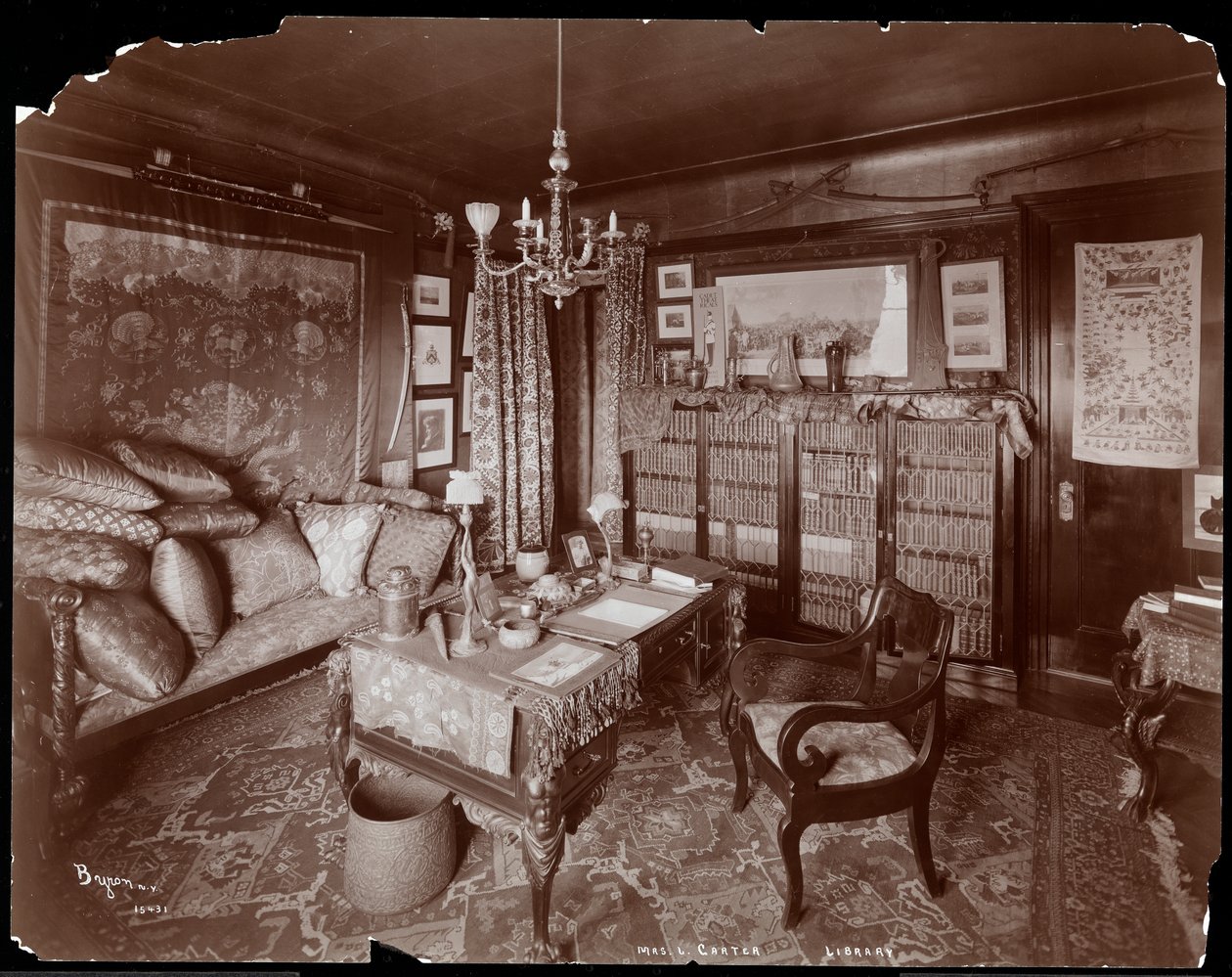 Eine private Bibliothek im Haus von Mrs. Leslie Carter in New York, 1903 von Byron Company