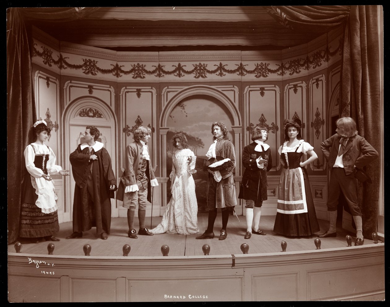 Eine Szene aus einer Amateuraufführung eines Stücks mit dem Titel Le Medecin Malgre Lui, präsentiert am Barnard College, New York von Byron Company