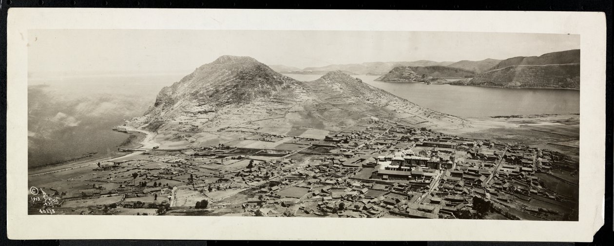 Vogelperspektive einer Stadt, vermutlich am oder in der Nähe des Panamakanals, 1913 von Byron Company