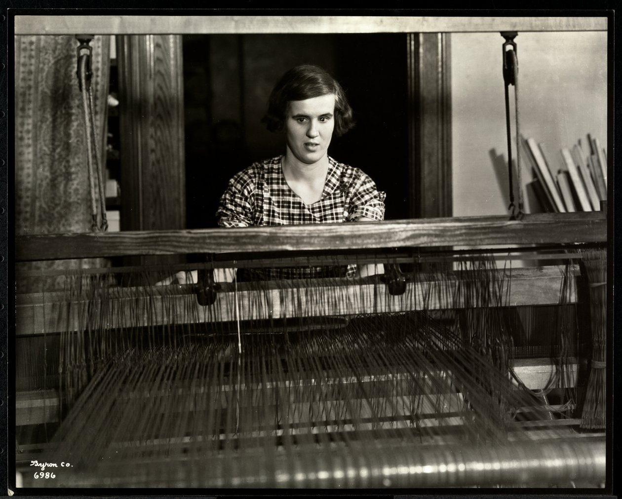 Blinde junge Frau, die an einem Webstuhl bei der New York Association for the Blind, 111 East 59th Street, New York, 1934 arbeitet von Byron Company