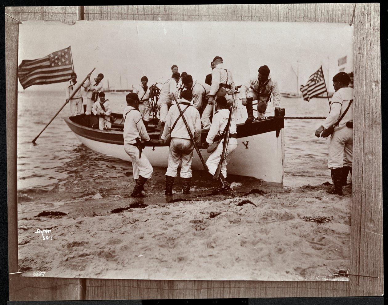 Kopie eines früheren Fotos der Marine-Reserven mit einer Gruppe von Matrosen in einem Ruderboot, Fishers Island, New York, 1891 von Byron Company