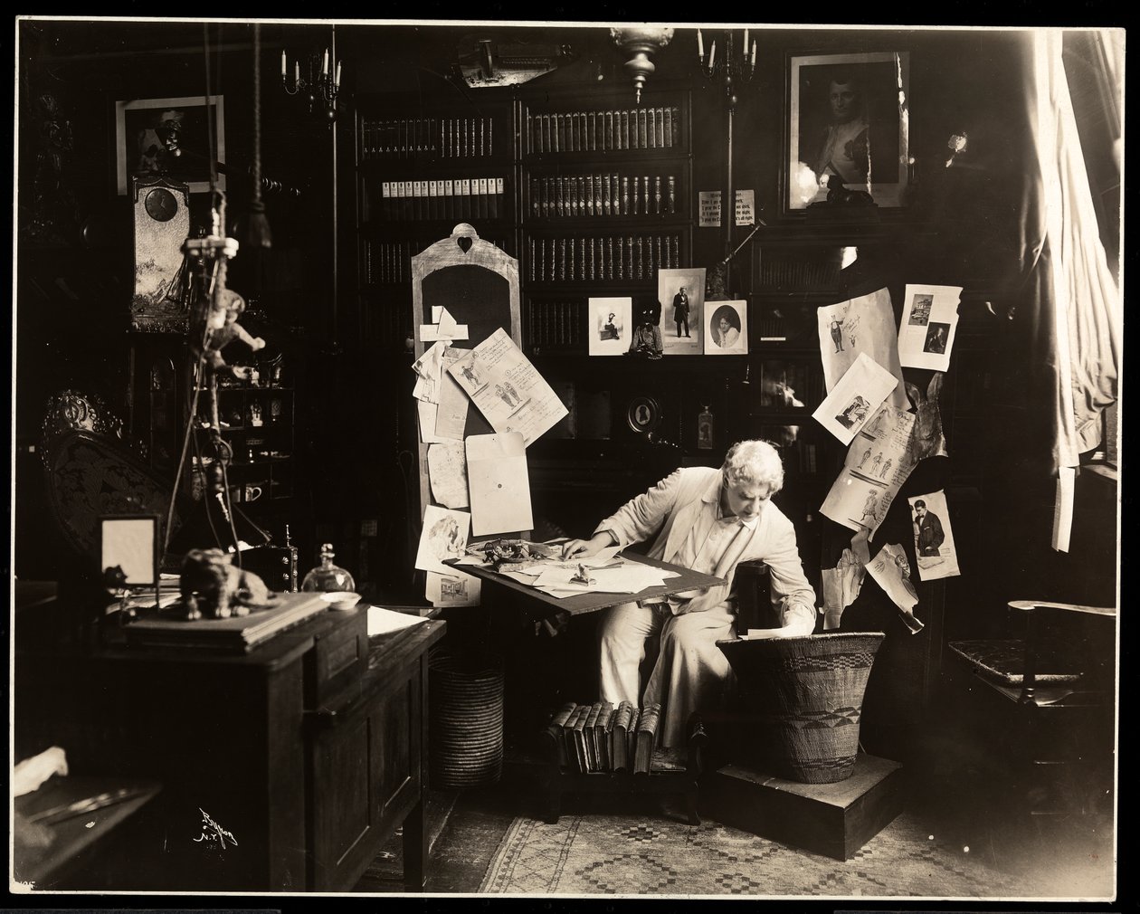 David Belasco in seinem Arbeitszimmer in New York, 1909 von Byron Company