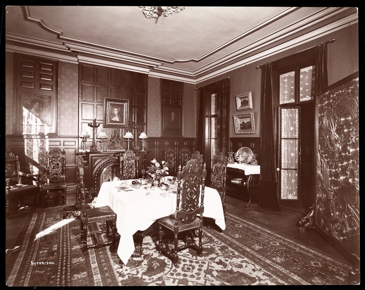Esszimmer im Haus von Mr. Reginald de Koven, New York, 1896-98 von Byron Company
