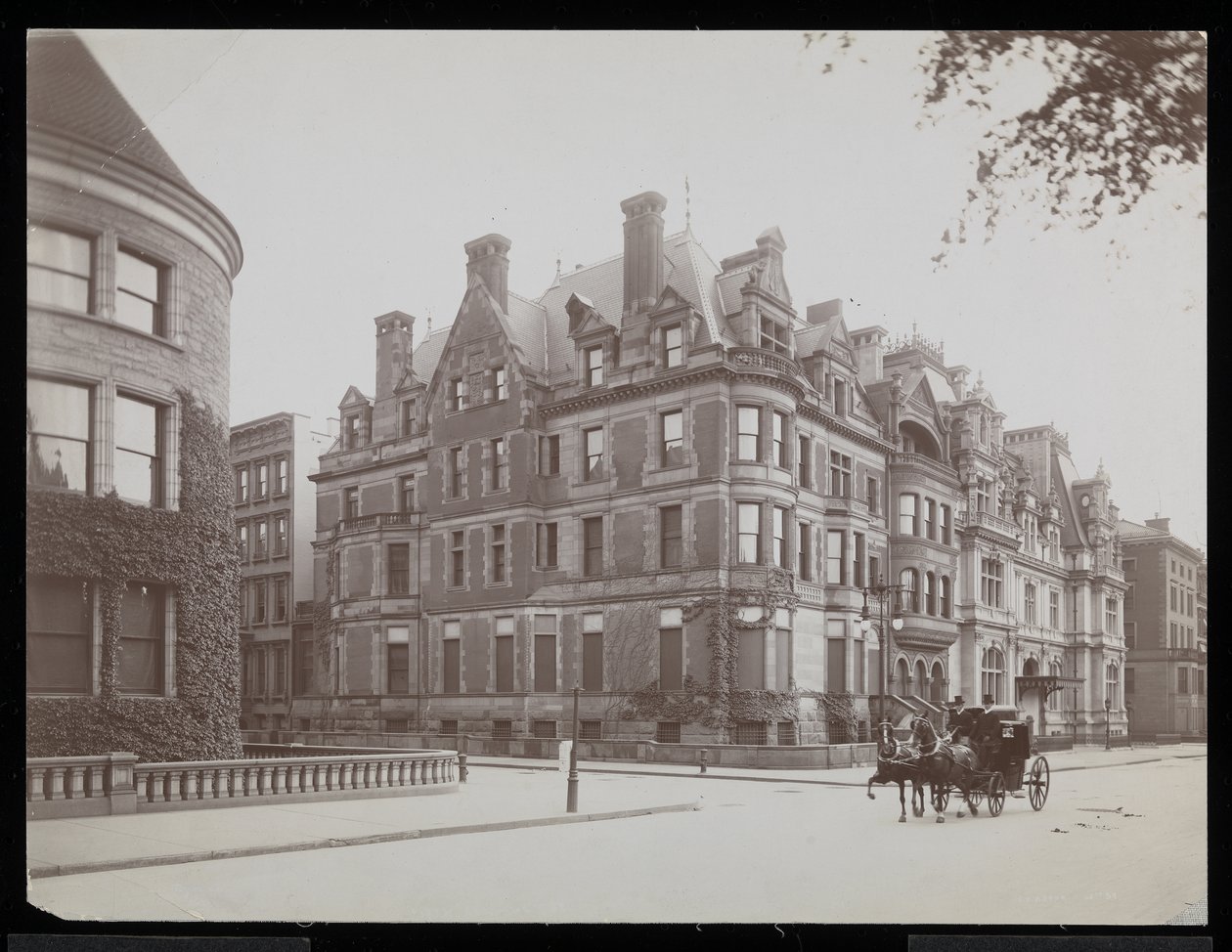 Fifth Ave., 66th St., und J.J. Astor, 65th St., New York, 1901-02 (Silbergelatineabzug) von Byron Company