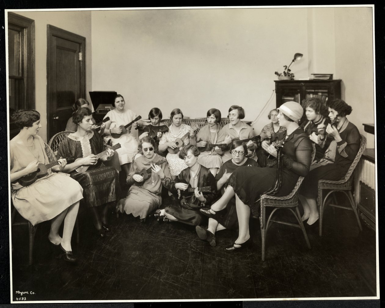 Gruppe junger blinder Frauen, die Ukulelen spielen, bei der New York Association for the Blind, 111 East 59th Street, New York, 1926 von Byron Company