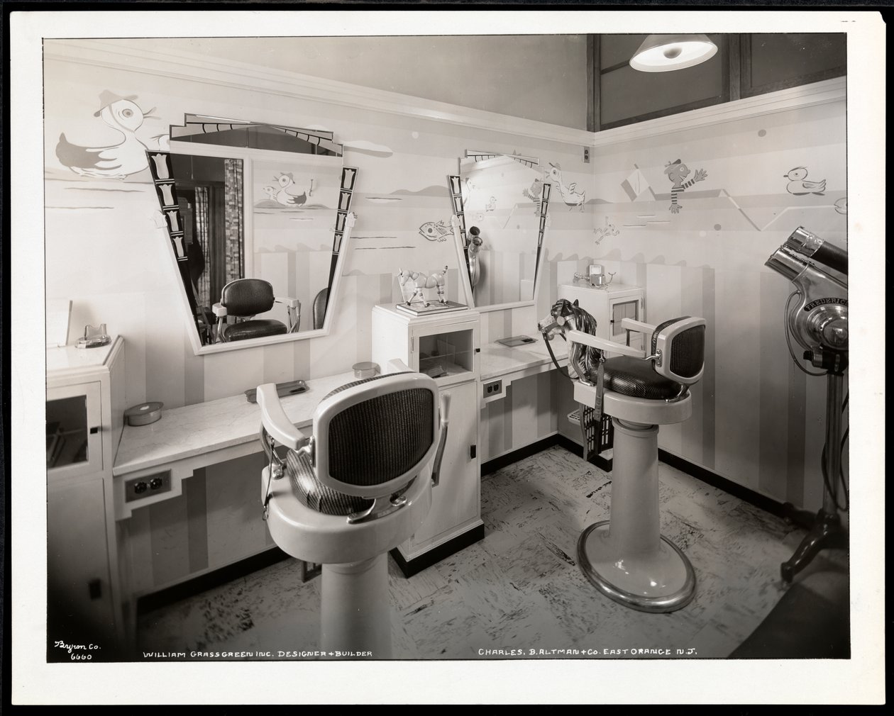 Innenansicht des Kinderhaarschneidezimmers im Charles of the Ritz Schönheitssalon bei B. Altman und Co., New Jersey, 1932 von Byron Company